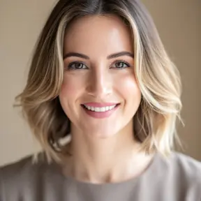 Close-up portrait of a smiling woman in her early 30s with natural makeup, soft daylight, neutral background, authentic expression, lifestyle photography, high resolution, shallow depth of field
